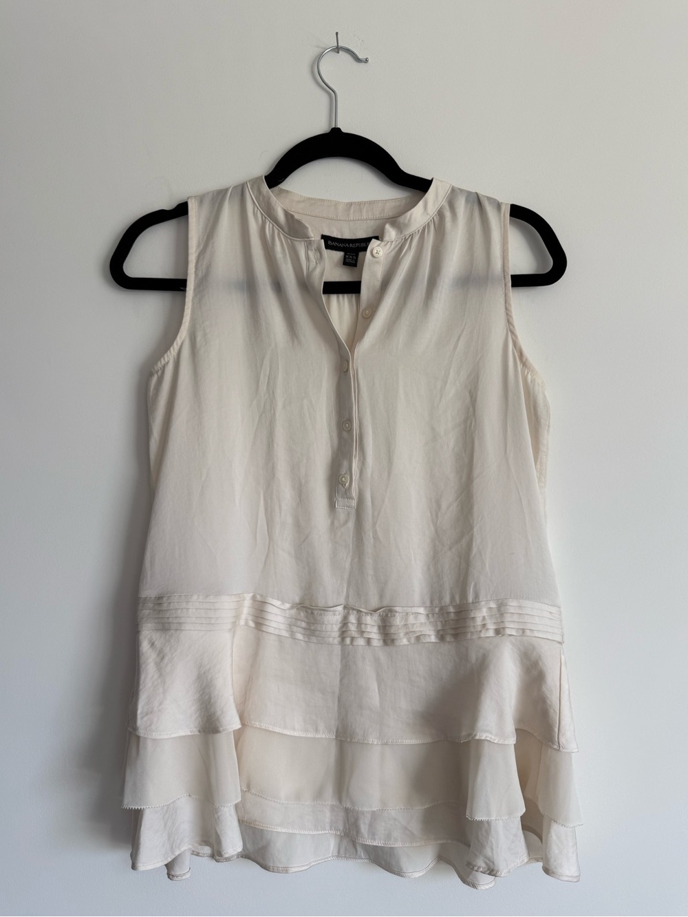 Banana Republic romantic sleeveless blouse
